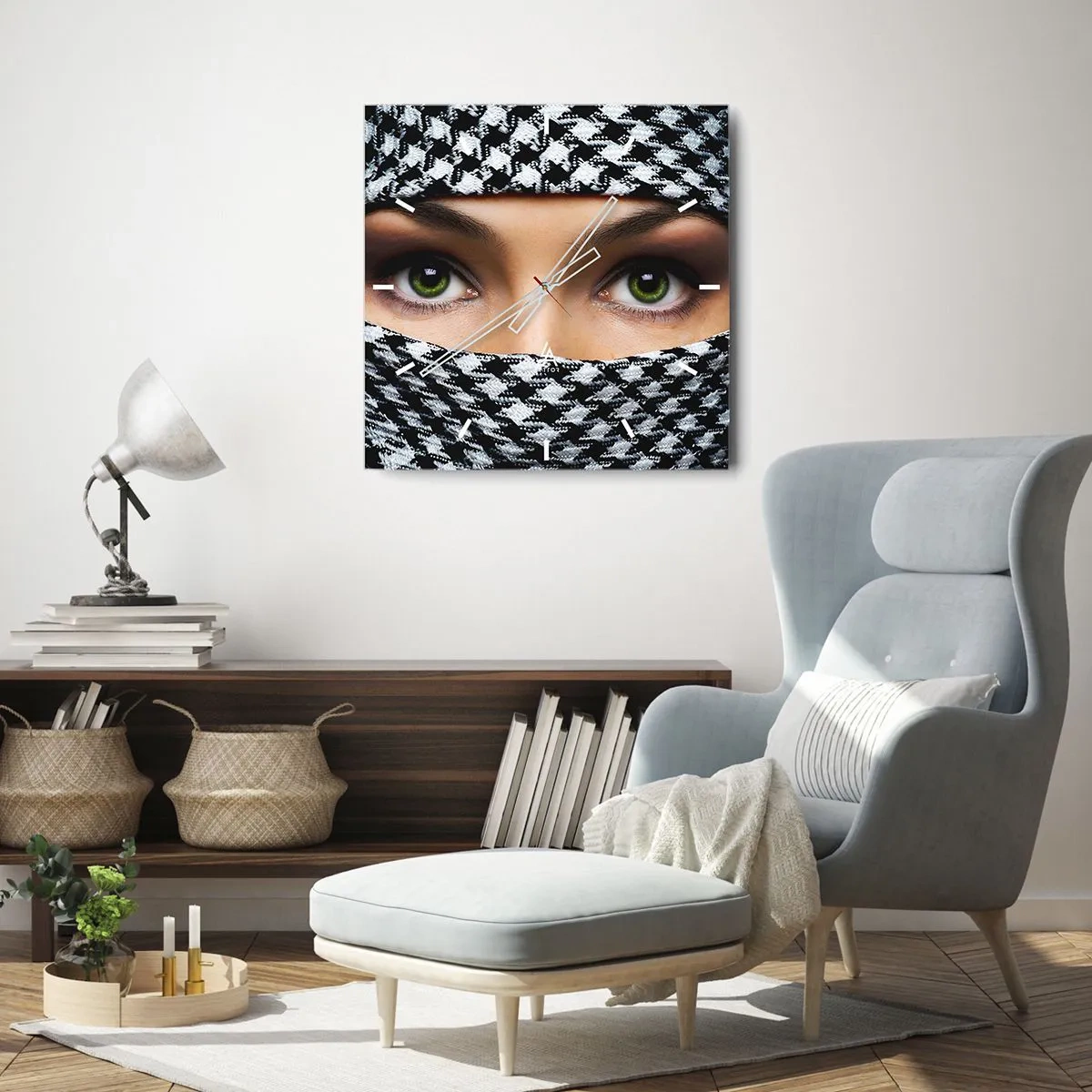 Vægur, Uret - Et portræt af en sur grønøjede skønhed med grønne øjne - 30x30 cm