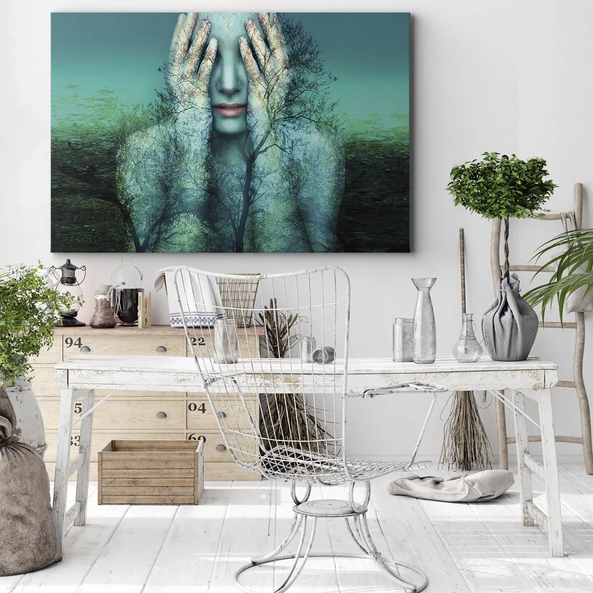 Lærredstryk - Billede på lærred - En kvindefigur med et træmotiv mod en turkis landskabsbaggrund - 70x50cm - Nedsænket i blåt - Moderne vægdekoration til stue og soveværelse ARTTOR