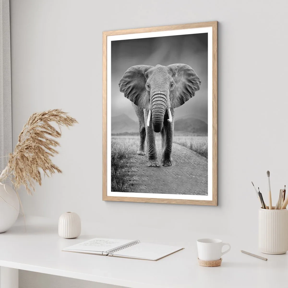 Plakat i ramme af lyst egetræ - Værten byder velkommen til - 50x70 cm