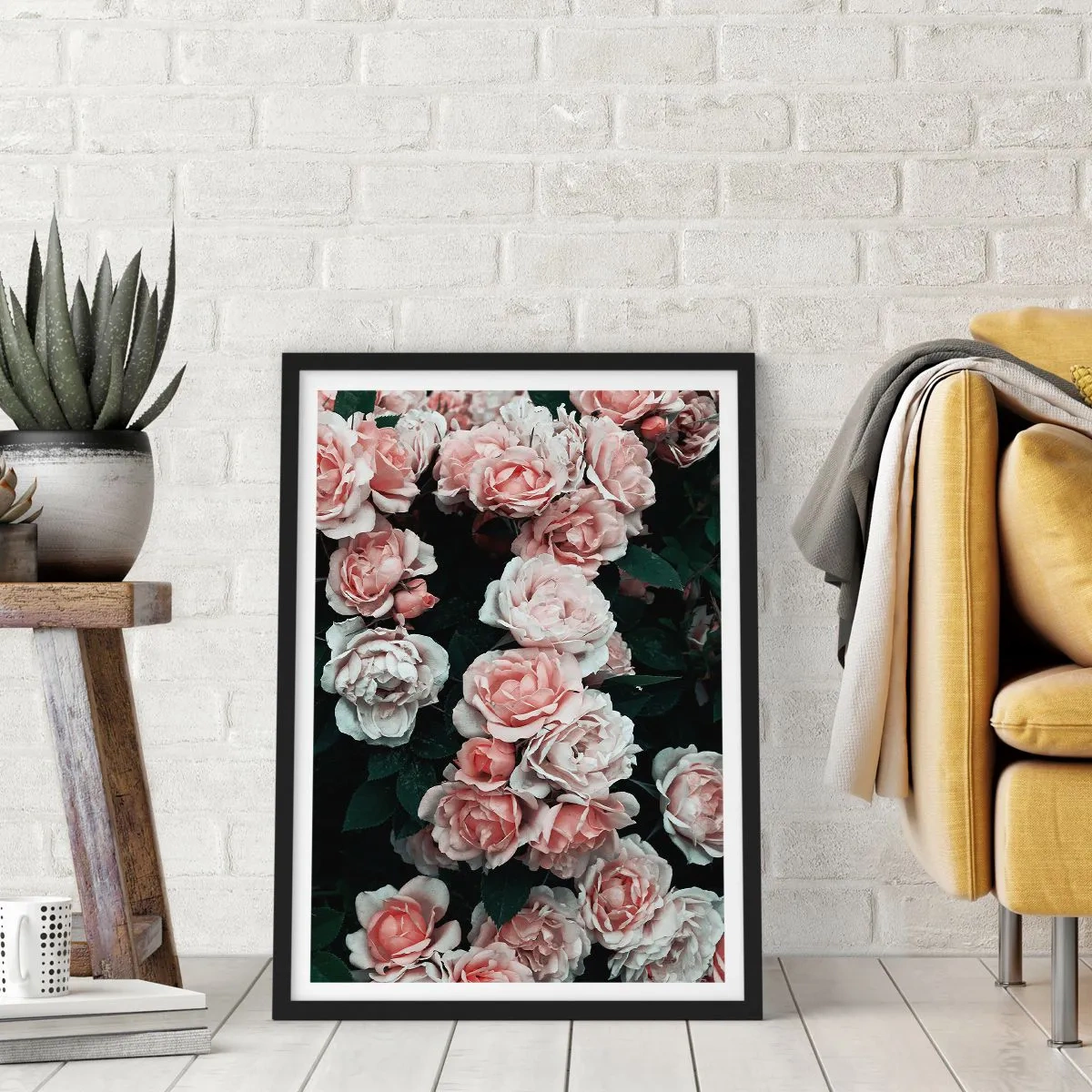 Plakat i sort ramme - En buket roser i sarte lyserøde nuancer på en mørk baggrund - 50x70cm - Lyserød ansamble - Moderne vægdekoration til stue og soveværelse ARTTOR
