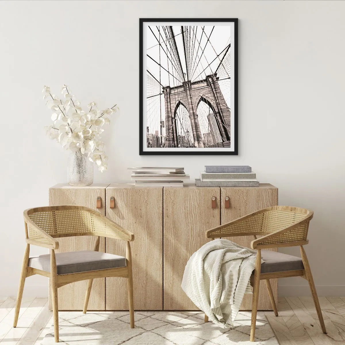Plakat i sort ramme - Sort-hvidt fotografi af broen set fra gangbroens perspektiv. - 50x70cm - Katedralen i New York - Moderne vægdekoration til stue og soveværelse ARTTOR
