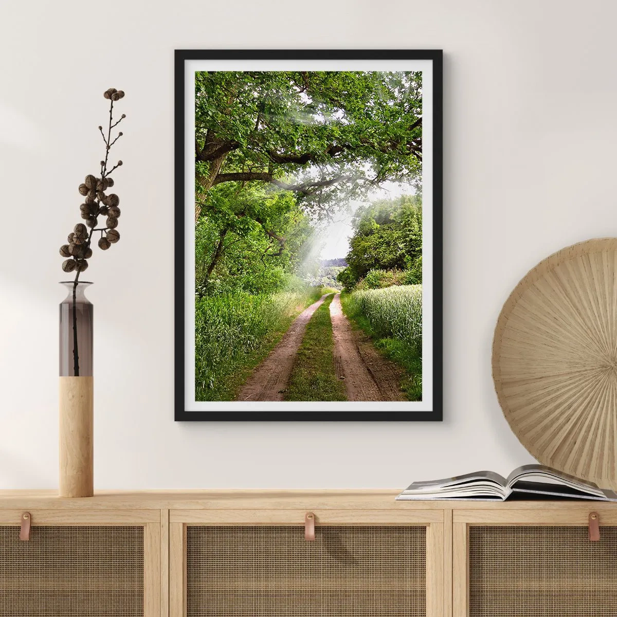 Plakat i sort ramme - En skyggefuld grusvej omgivet af frodige grønne træer og enge - 50x70cm - Et in Arcadia ego - Moderne vægdekoration til stue og soveværelse ARTTOR