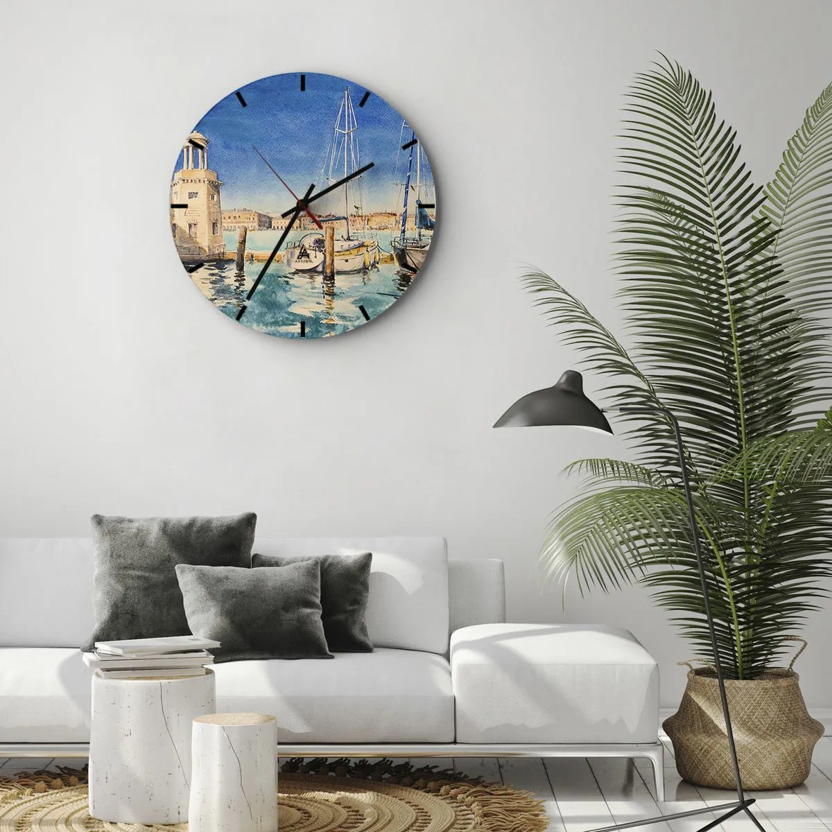 Vægur, Uret - Udsigt over havnen med lystbåde på en solskinsdag - 30x30cm - Solrig lagune - Moderne vægdekoration til stue, køkken og soveværelse ARTTOR