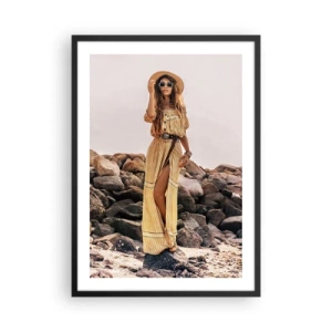 Plakat i sort ramme - Stilfuld kvinde i en boho-kjole mod en klippefyldt baggrund - 50x70cm - Magien ved sten - Moderne vægdekoration til stue og soveværelse ARTTOR