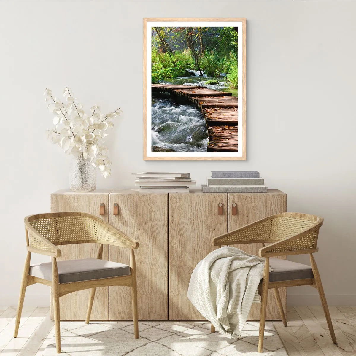 Plakat i ramme af lyst egetræ - Over en skummende kaskade - 50x70 cm