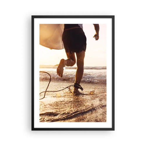 Plakat i sort ramme - En surfer løber ud i vandet ved solnedgang - 50x70cm - For at møde bølgen - Moderne vægdekoration til stue og soveværelse ARTTOR
