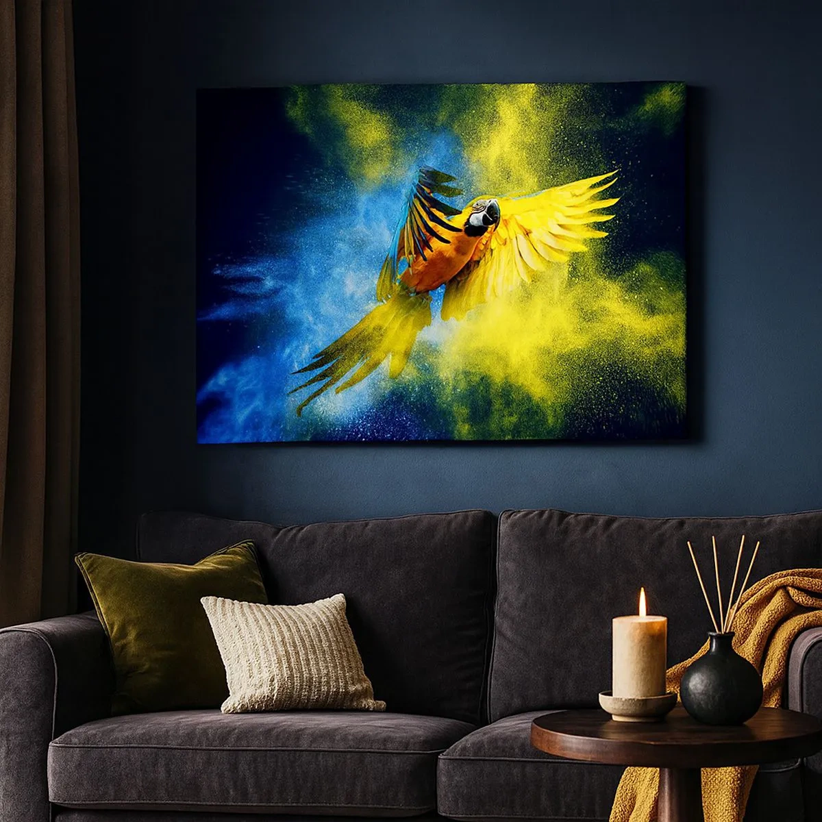 Lærredstryk - Billede på lærred - En papegøje i flugt mod en baggrund af farverige eksplosioner af gult og blåt. - 70x50cm - I det blå-gyldne støv - Moderne vægdekoration til stue og soveværelse ARTTOR