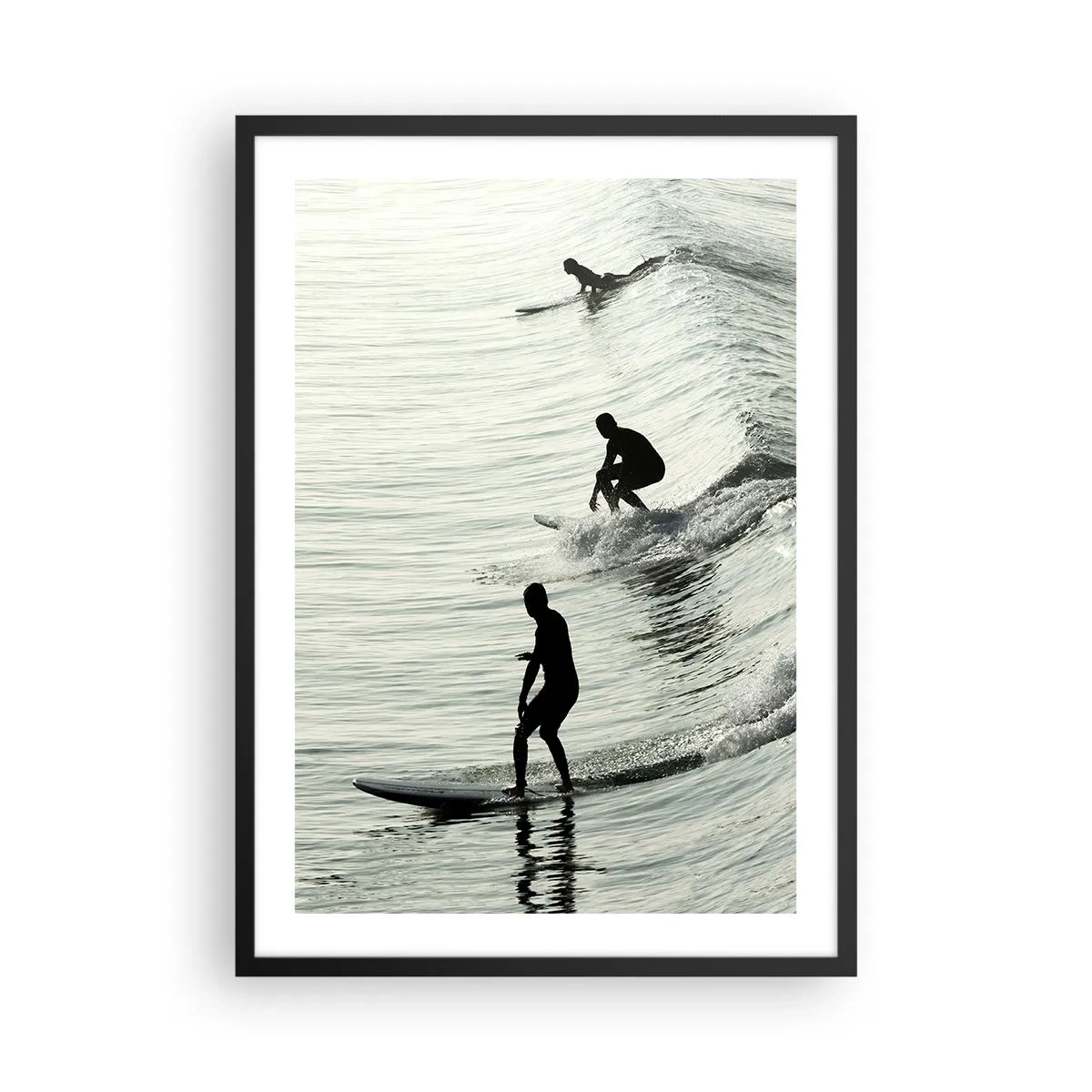 Plakat i sort ramme - Tre surfere rider på bølgerne i en monokromatisk stil - 50x70cm - Mødet med bølgen - Moderne vægdekoration til stue og soveværelse ARTTOR