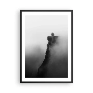 Plakat i sort ramme - Et ensomt træ på kanten af en klippe omgivet af tåge - 50x70cm - På kanten af verden - Moderne vægdekoration til stue og soveværelse ARTTOR