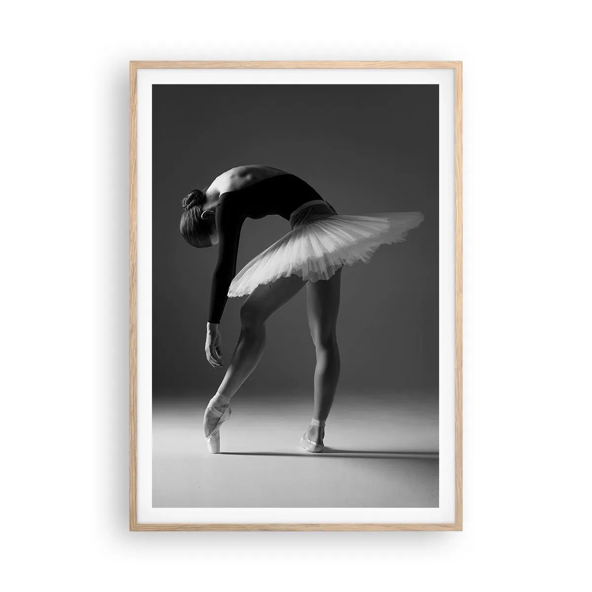 Plakat i ramme af lyst egetræ - Bella balerina - 70x100 cm