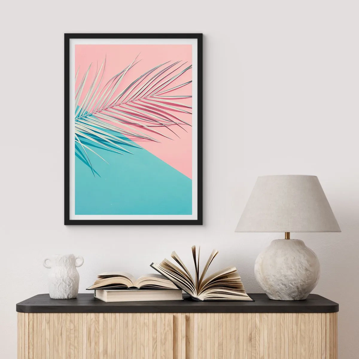 Plakat i sort ramme - Et palmetræ mod en baggrund af pastelrosa og blå farver - 50x70cm - Tropisk indtryk - Moderne vægdekoration til stue og soveværelse ARTTOR