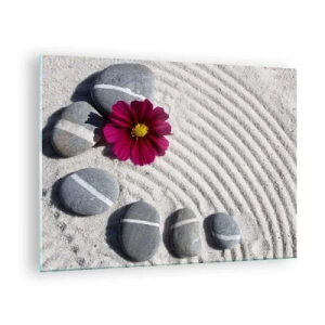 Billede på glas - Sten med hvide striber og en lilla blomst på sandet i zen-stil - 70x50cm - Energi og ro i den magiske naturcirkel - Moderne vægdekoration til stue og soveværelse ARTTOR