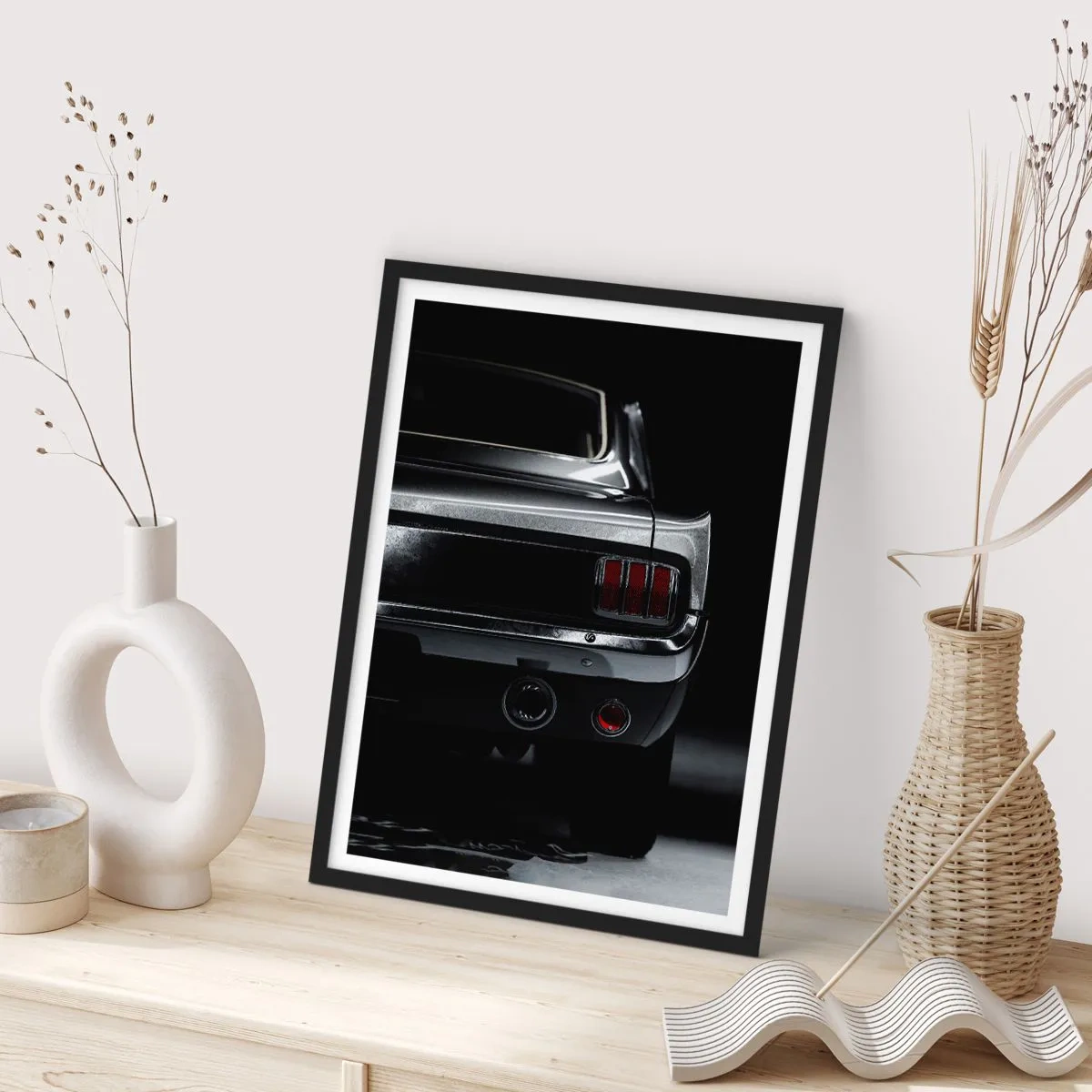 Plakat i sort ramme - En stilfuld version af bagenden af en klassisk bil - 50x70cm - Klassisk charme - Moderne vægdekoration til stue og soveværelse ARTTOR