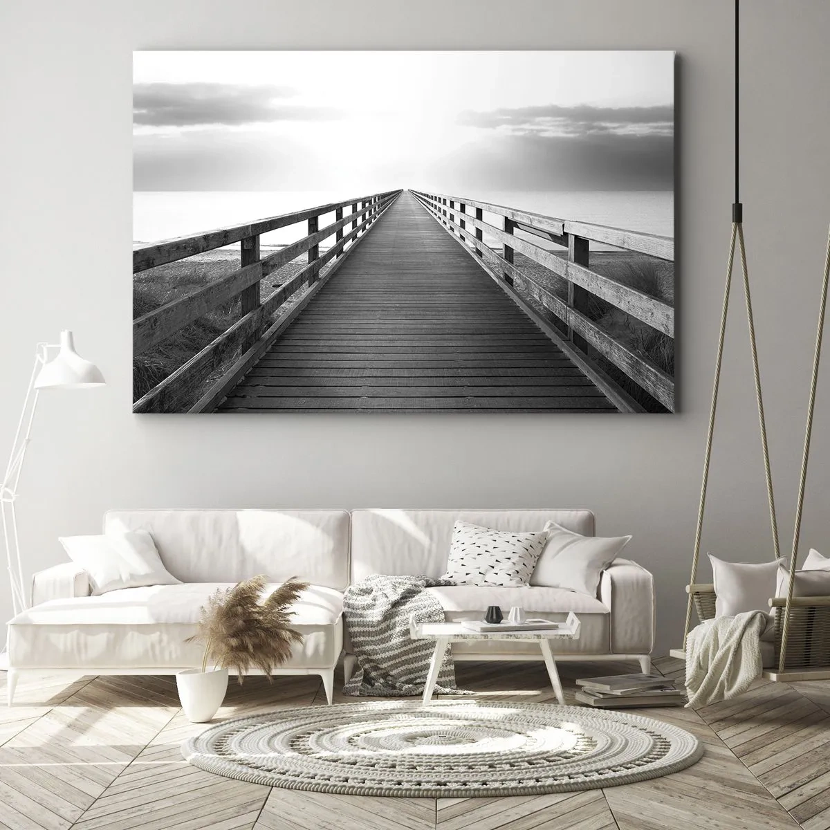 Lærredstryk - Billede på lærred - Et sort-hvidt billede af en træbro, der fører mod horisonten. - 70x50cm - Ind i det fjerne… - Moderne vægdekoration til stue og soveværelse ARTTOR