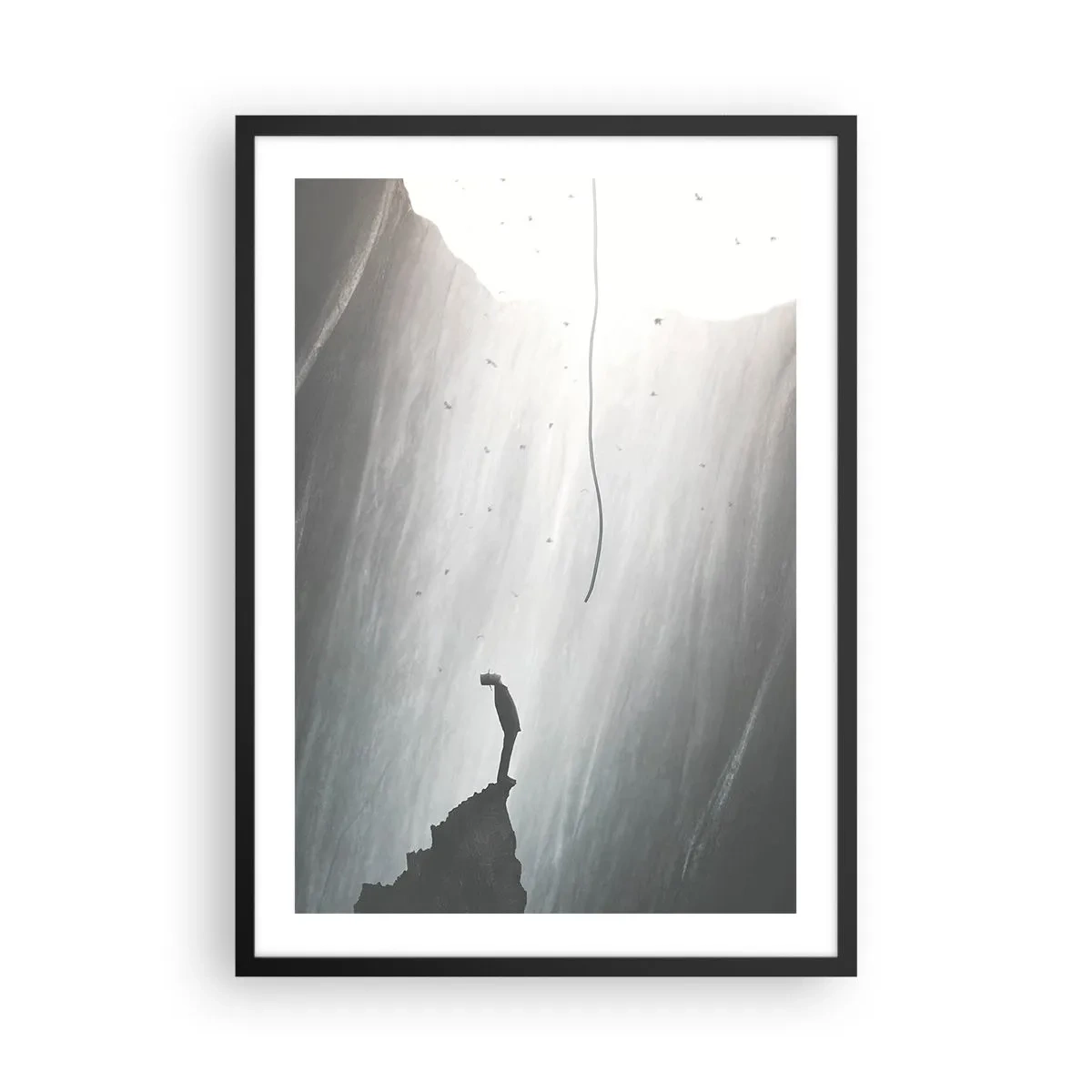 Plakat i sort ramme - En figur på kanten af en klippe i afgrundens lys - 50x70cm - Der er altid en vej ud - Moderne vægdekoration til stue og soveværelse ARTTOR