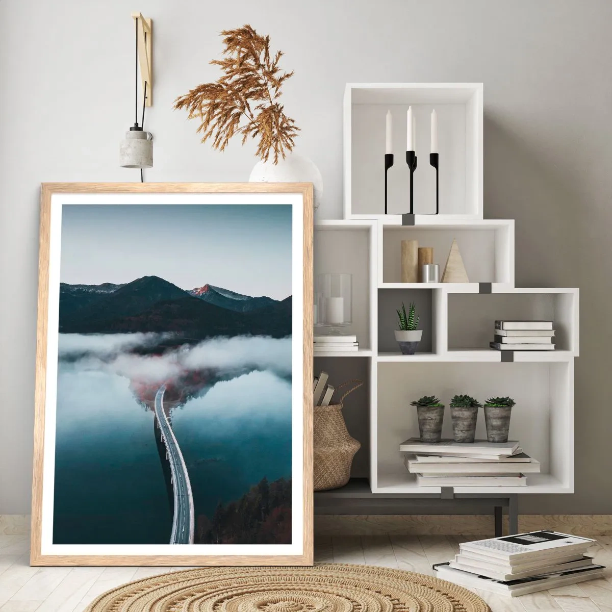 Plakat i ramme af lyst egetræ - Over vand så glat som et spejl - 50x70 cm