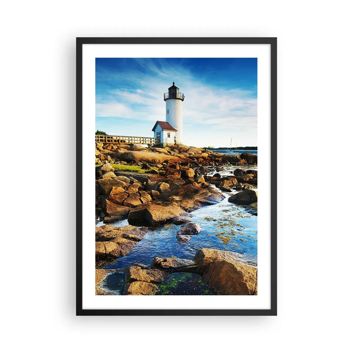 Plakat i sort ramme - Et fyrtårn på en klippekyst på en solskinsdag - 50x70cm - Vend tilbage med glæde, jeg ser frem til - Moderne vægdekoration til stue og soveværelse ARTTOR
