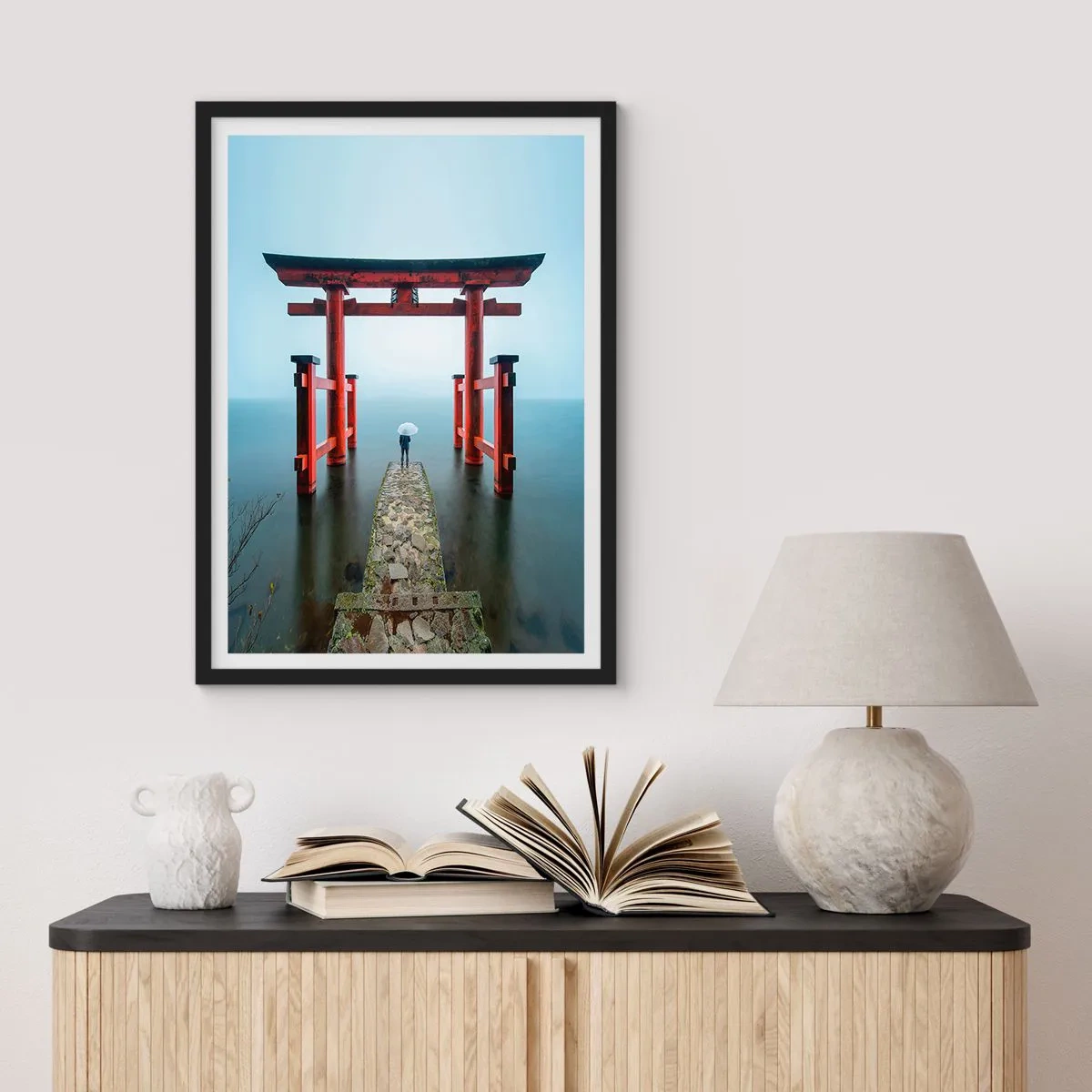 Plakat i sort ramme - Rød torii mod baggrunden af roligt vand og himmel - 50x70cm - Japansk drømmeri - Moderne vægdekoration til stue og soveværelse ARTTOR