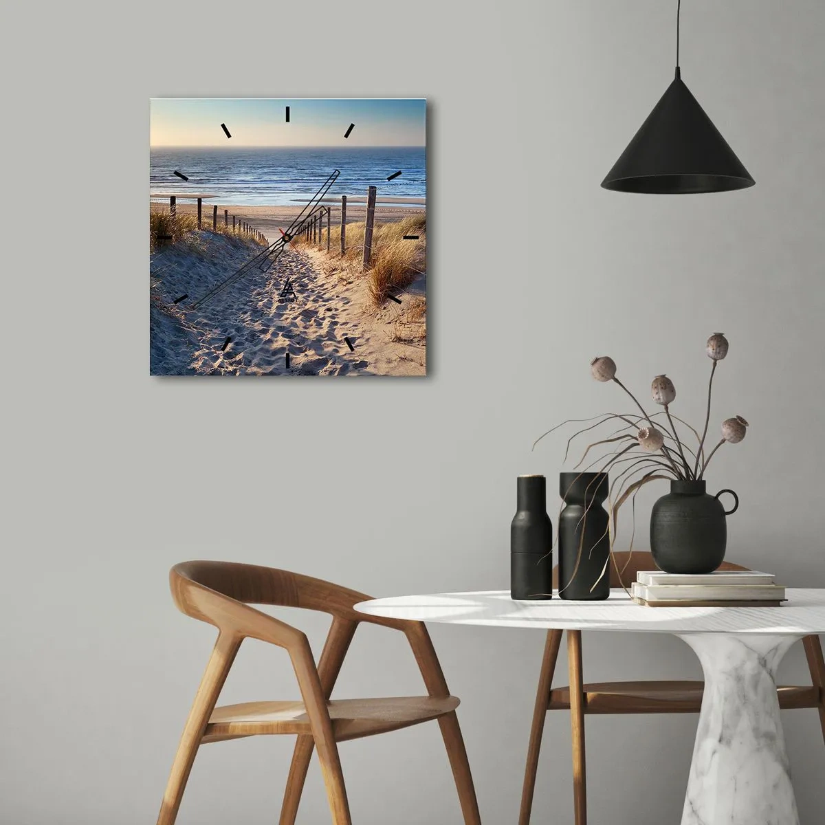 Vægur, Uret - Havet brummer, fuglene synger, en vild strand midt i græsset.... - 30x30 cm