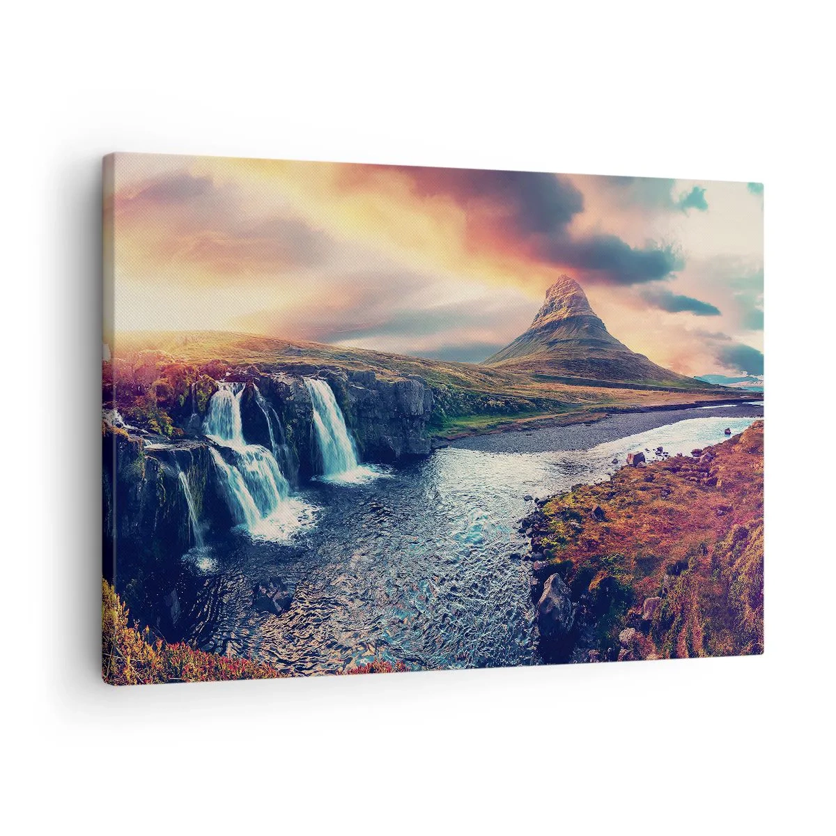 Lærredstryk - Billede på lærred - Udsigt over vandfaldet og bjerget i lyset af den nedgående sol - 70x50cm - I naturens majestæt - Moderne vægdekoration til stue og soveværelse ARTTOR