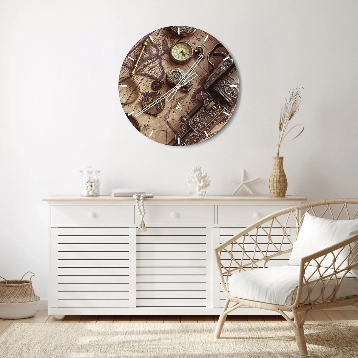 Vægur, Uret - Et stiliseret kort med kompas, mønter og udsmykkede våben. - 30x30cm - Opkald til eventyr - Moderne vægdekoration til stue, køkken og soveværelse ARTTOR