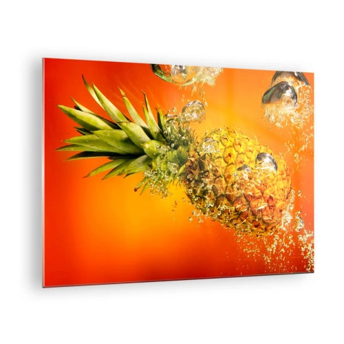 Billede på glas - Ananas nedsænket i vand mod en baggrund af intens orange - 70x50cm - Tropisk saftig friskhed - Moderne vægdekoration til stue og soveværelse ARTTOR