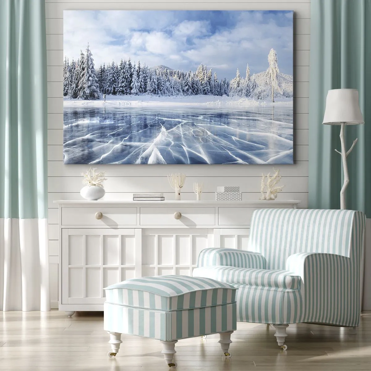 Lærredstryk - Billede på lærred - En frossen sø omgivet af en snedækket skov - 70x50cm - En blændende og krystalklar udsigt - Moderne vægdekoration til stue og soveværelse ARTTOR