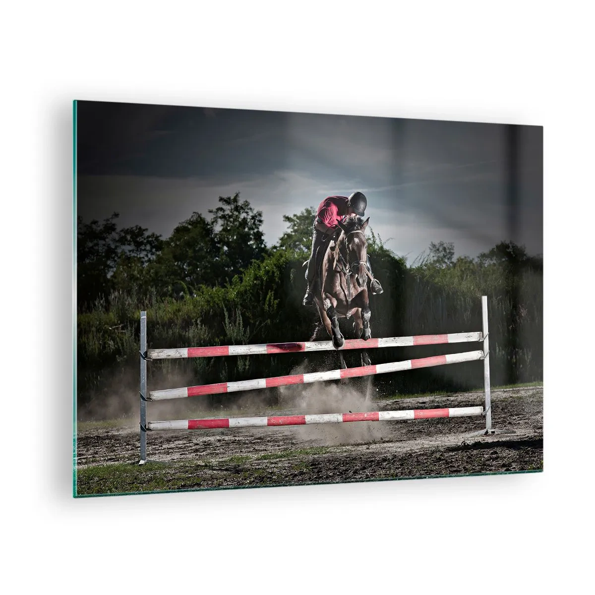 Billede på glas - En rytter på en hest hopper over en forhindring mod naturens baggrund - 70x50cm - Sammen om sejren - Moderne vægdekoration til stue og soveværelse ARTTOR