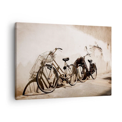 Lærredstryk - Billede på lærred - To cykler læner sig op ad en gammel væg i retrostil - 70x50cm - Uforglemmelig charme fra fortiden - Moderne vægdekoration til stue og soveværelse ARTTOR