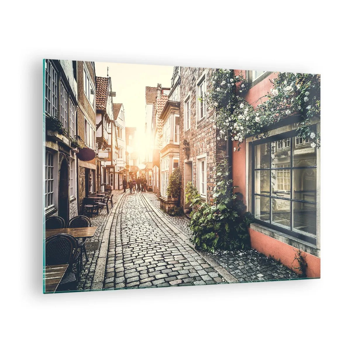 Billede på glas - En charmerende gade med lejlighedshuse oplyst af solnedgangen - 70x50cm - En rosengyde i et lyserødt skær - Moderne vægdekoration til stue og soveværelse ARTTOR