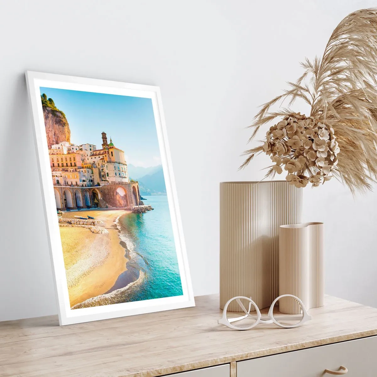 Plakat i hvid ramme - En utrolig by - 70x100 cm