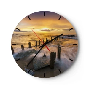 Vægur, Uret - Solnedgang over havet med træpæle på kysten - 30x30cm - Østersøens rå skønhed - Moderne vægdekoration til stue, køkken og soveværelse ARTTOR