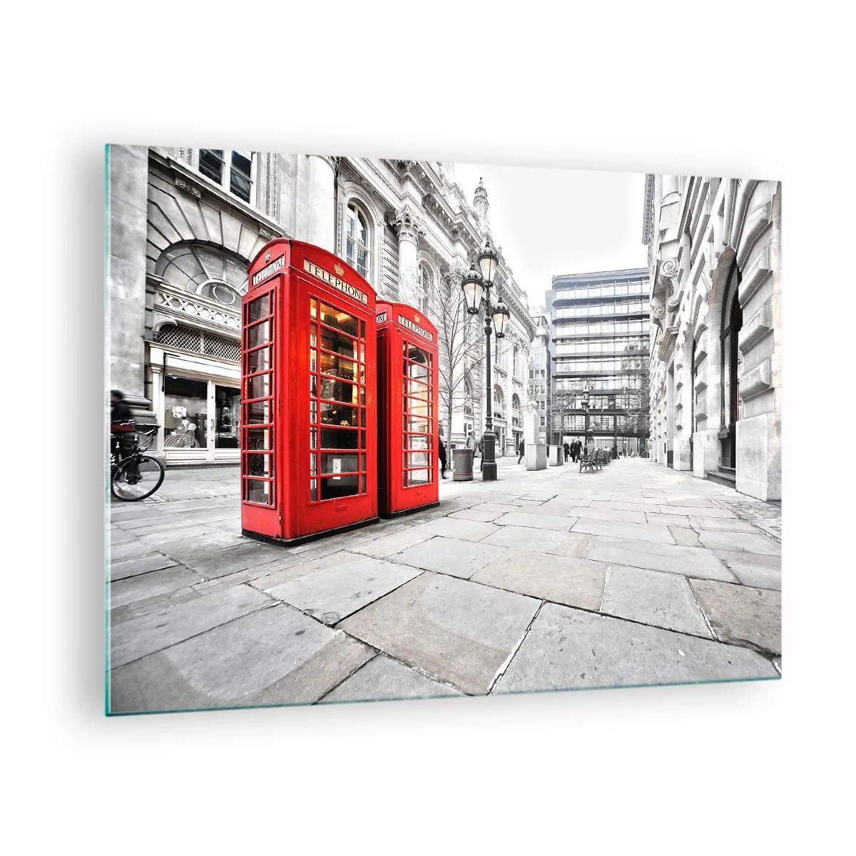 Billede på glas - Røde telefonbokse på baggrund af en bygade - 70x50cm - Welcome to London - Moderne vægdekoration til stue og soveværelse ARTTOR