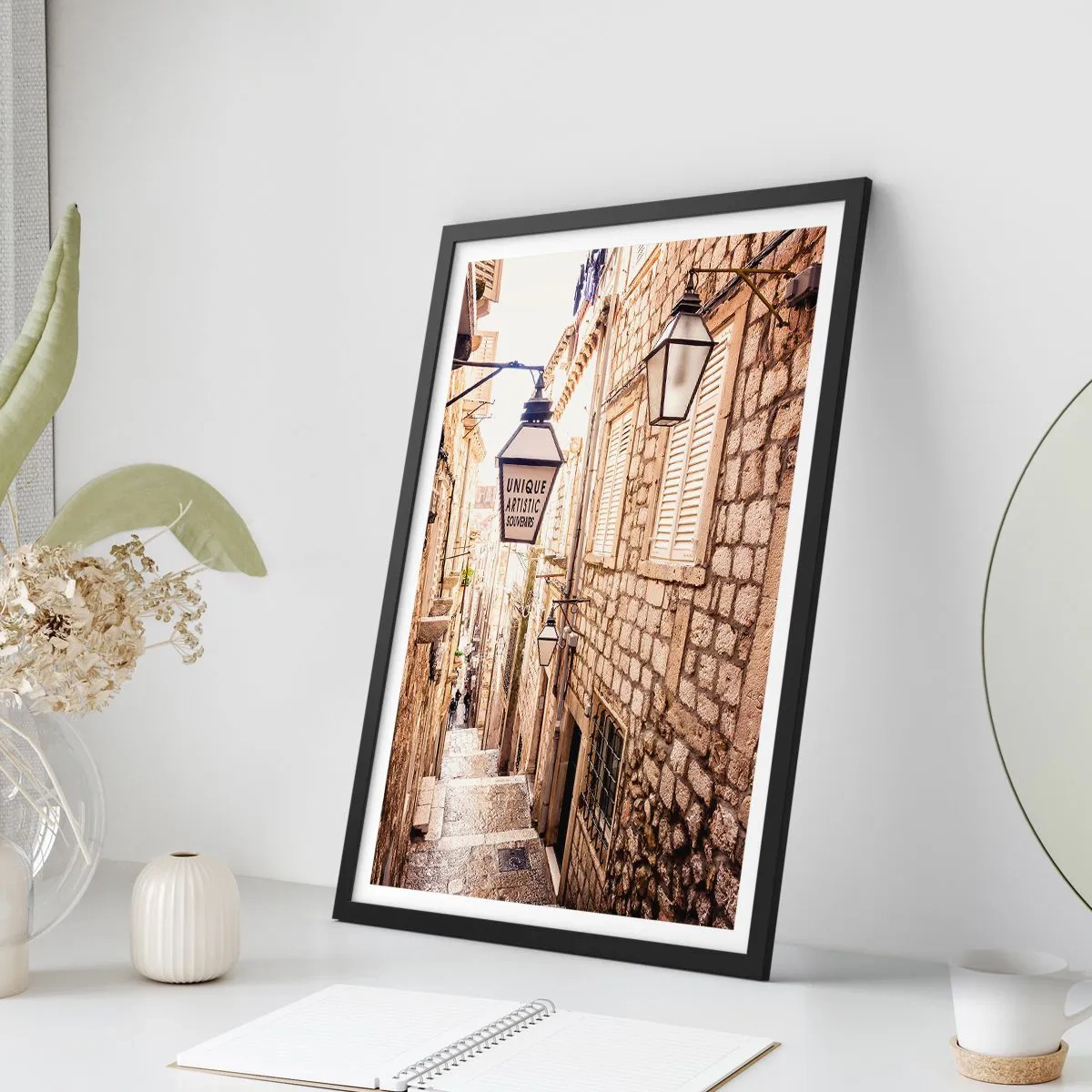Plakat i sort ramme - En charmerende stengade med lanterner og trapper - 50x70cm - En charmerende gyde - Moderne vægdekoration til stue og soveværelse ARTTOR