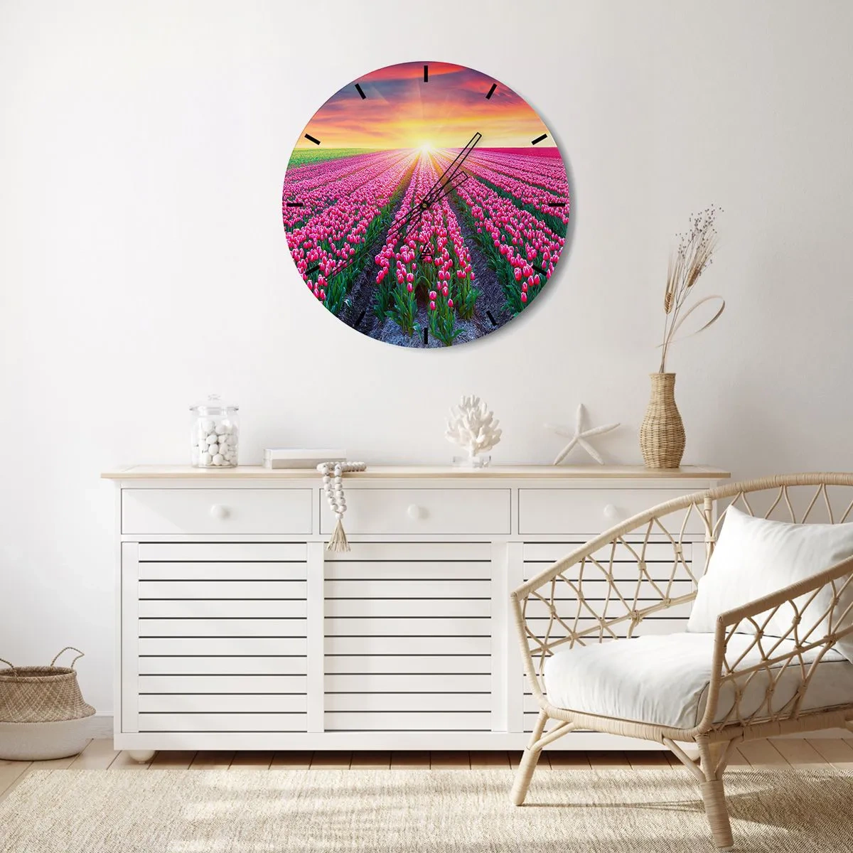 Vægur, Uret - Et felt af røde tulipaner ved solnedgang - 30x30cm - Skønhedsfarm - Moderne vægdekoration til stue, køkken og soveværelse ARTTOR