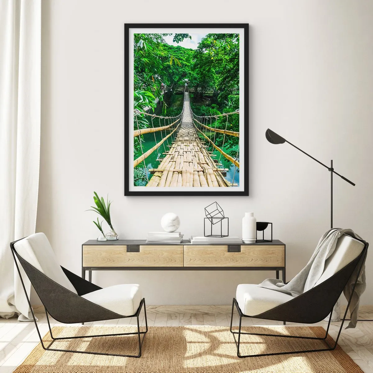 Plakat i sort ramme - En hængende bambusbro omgivet af tropisk grønt - 50x70cm - Abebro over grønne områder - Moderne vægdekoration til stue og soveværelse ARTTOR