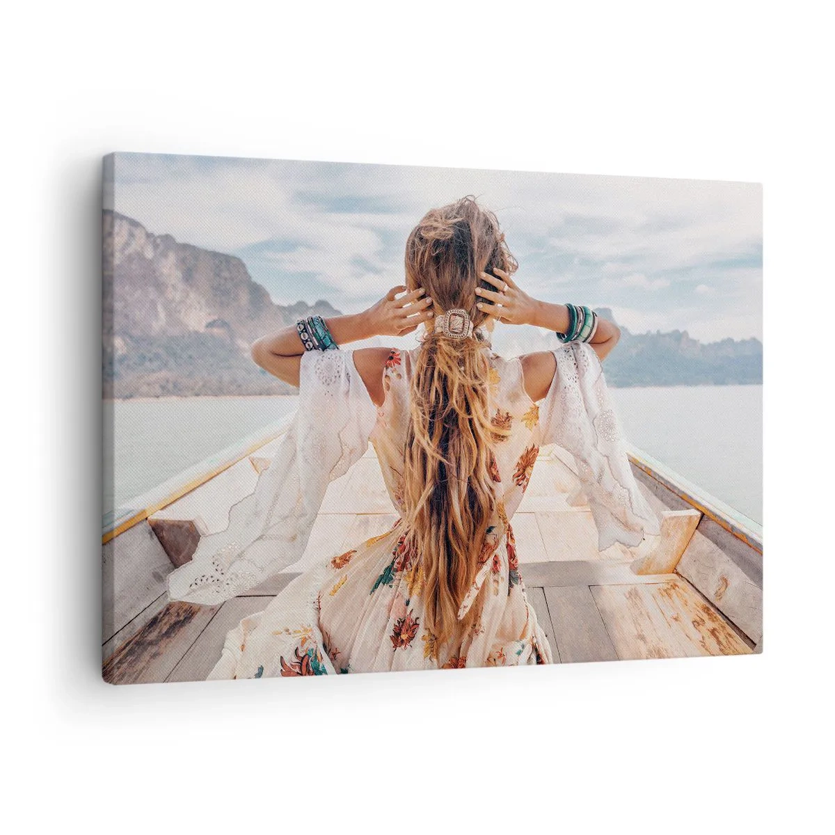 Lærredstryk - Billede på lærred - Kvinde på en båd med udsigt over bjerge og vand, boho-stil - 70x50cm - På vej mod lykken - Moderne vægdekoration til stue og soveværelse ARTTOR