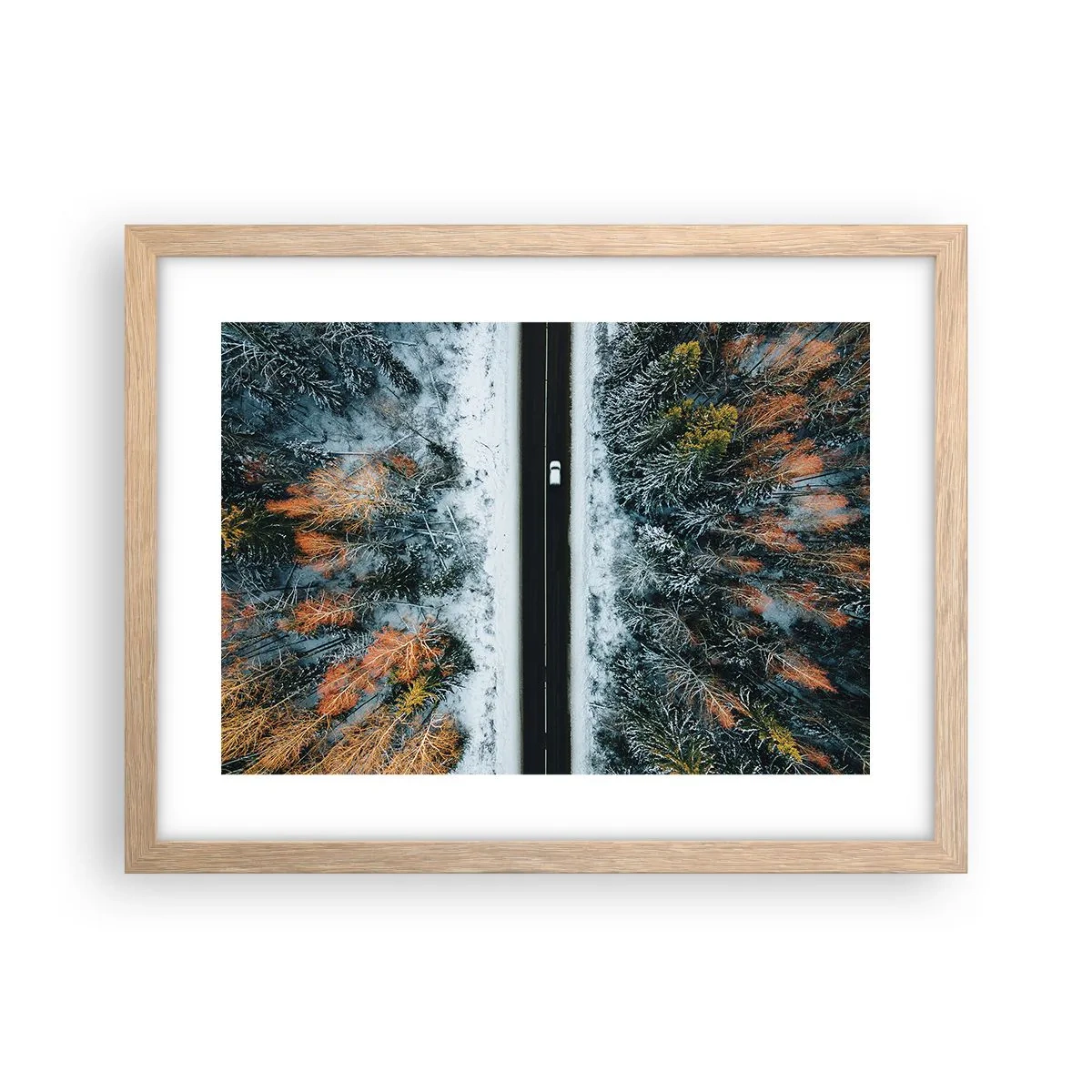 Plakat i ramme af lyst egetræ - Skær gennem vinterskoven - 40x30 cm