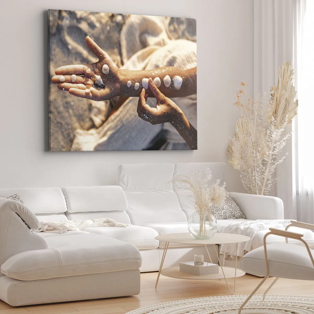 Lærredstryk - Billede på lærred - Hænder med muslingeskaller arrangeret på sandbaggrunden - 70x50cm - Skønhed inden for rækkevidde - Moderne vægdekoration til stue og soveværelse ARTTOR