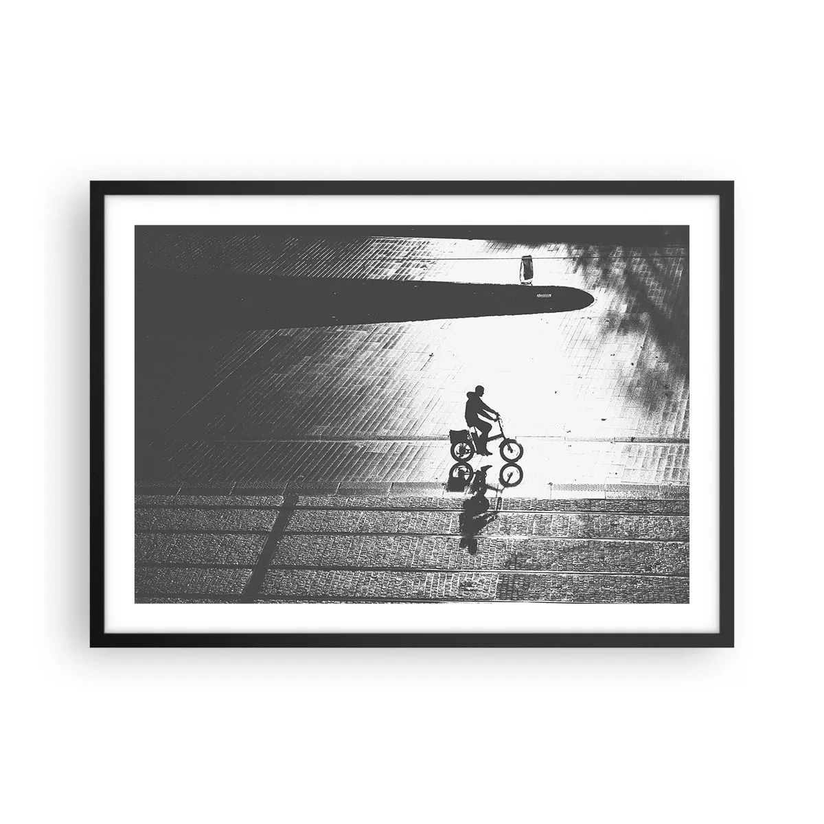 Plakat i sort ramme - Fremad, gennem byen - 70x50 cm