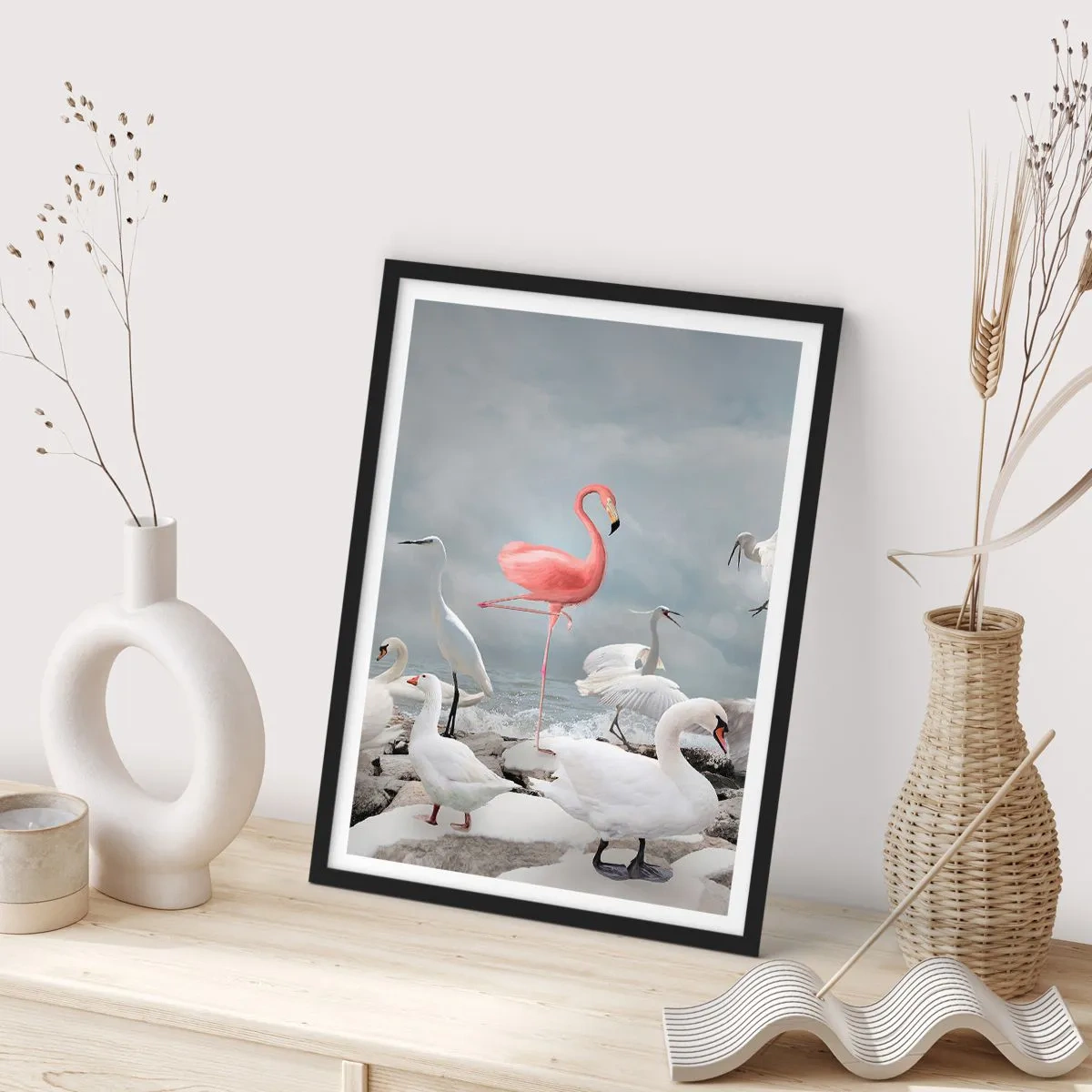 Plakat i sort ramme - En lyserød flamingo omgivet af hvide fugle mod himlen - 50x70cm - Hvor kommer jeg fra? - Moderne vægdekoration til stue og soveværelse ARTTOR