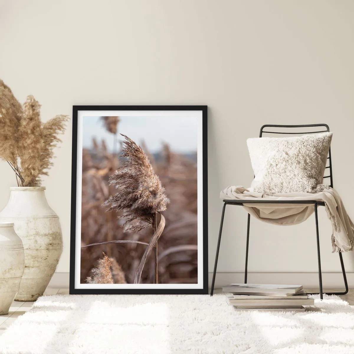 Plakat i sort ramme - Nærbillede af tørre siv i naturlige nuancer mod himlen - 50x70cm - Tid til at flyve væk med vinden - Moderne vægdekoration til stue og soveværelse ARTTOR