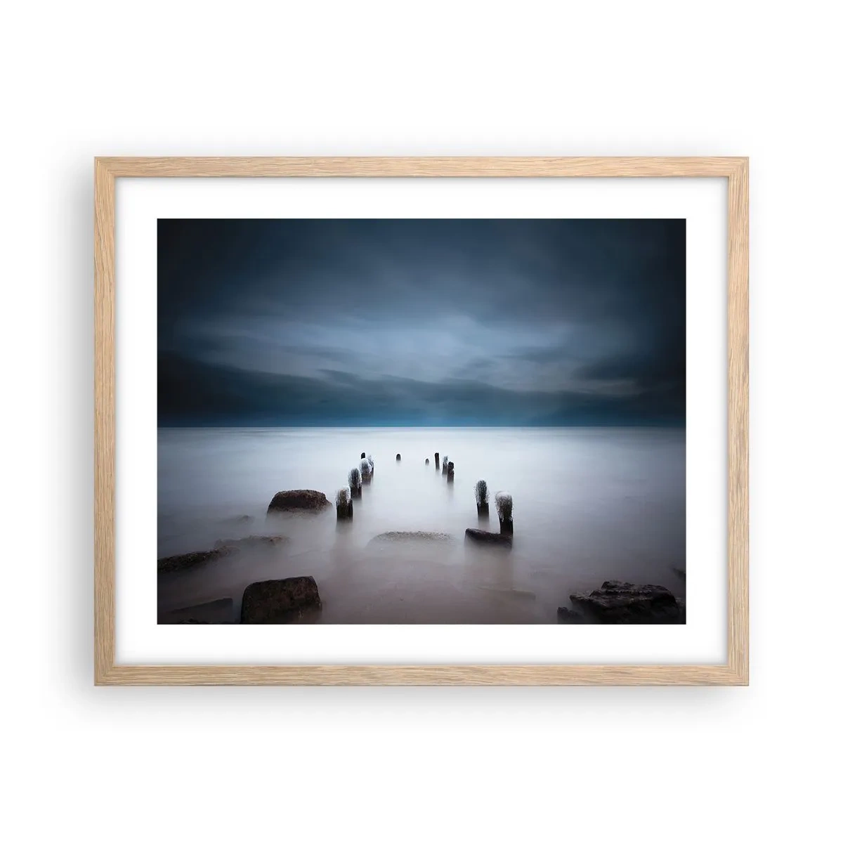 Plakat i ramme af lyst egetræ - En betænksom sø - 50x40 cm