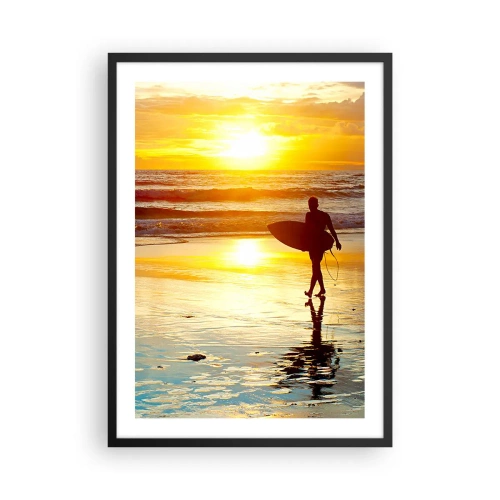 Plakat i sort ramme - Surfer går på stranden ved solnedgang - 50x70cm - Krigerens tilbagevenden - Moderne vægdekoration til stue og soveværelse ARTTOR