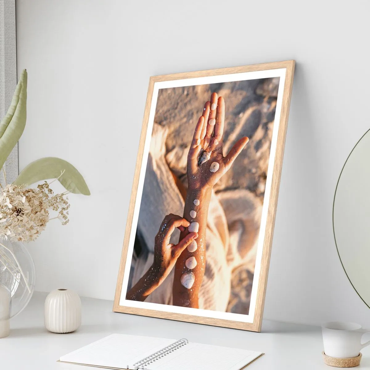 Plakat i ramme af lyst egetræ - Skønhed inden for rækkevidde - 70x100 cm