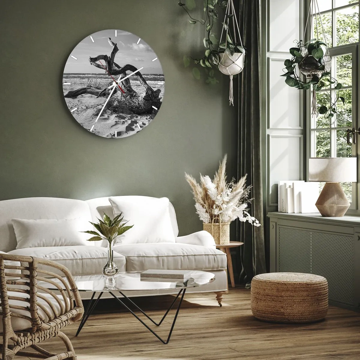Vægur, Uret - Et sort-hvidt landskab med en nedfalden gren på en sandstrand. - 30x30cm - Havets skulptur - Moderne vægdekoration til stue, køkken og soveværelse ARTTOR