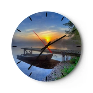 Vægur, Uret - En båd ved molen under solopgang over søen - 30x30cm - Hvordan det almindelige bliver til noget magisk - Moderne vægdekoration til stue, køkken og soveværelse ARTTOR
