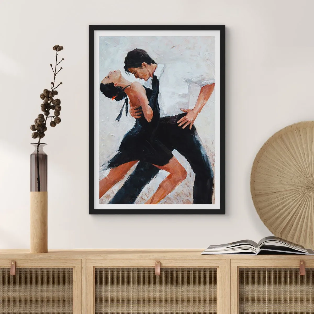 Plakat i sort ramme - Et par, der danser i en dynamisk positur - 50x70cm - Mine drømmes tango - Moderne vægdekoration til stue og soveværelse ARTTOR
