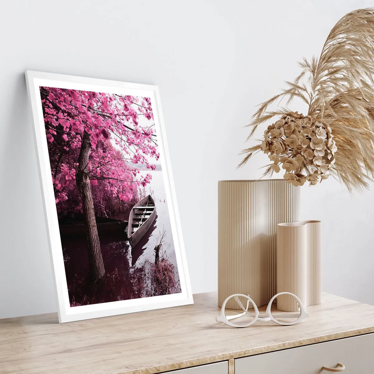 Plakat i hvid ramme - I lyserød stilhed - 70x100 cm