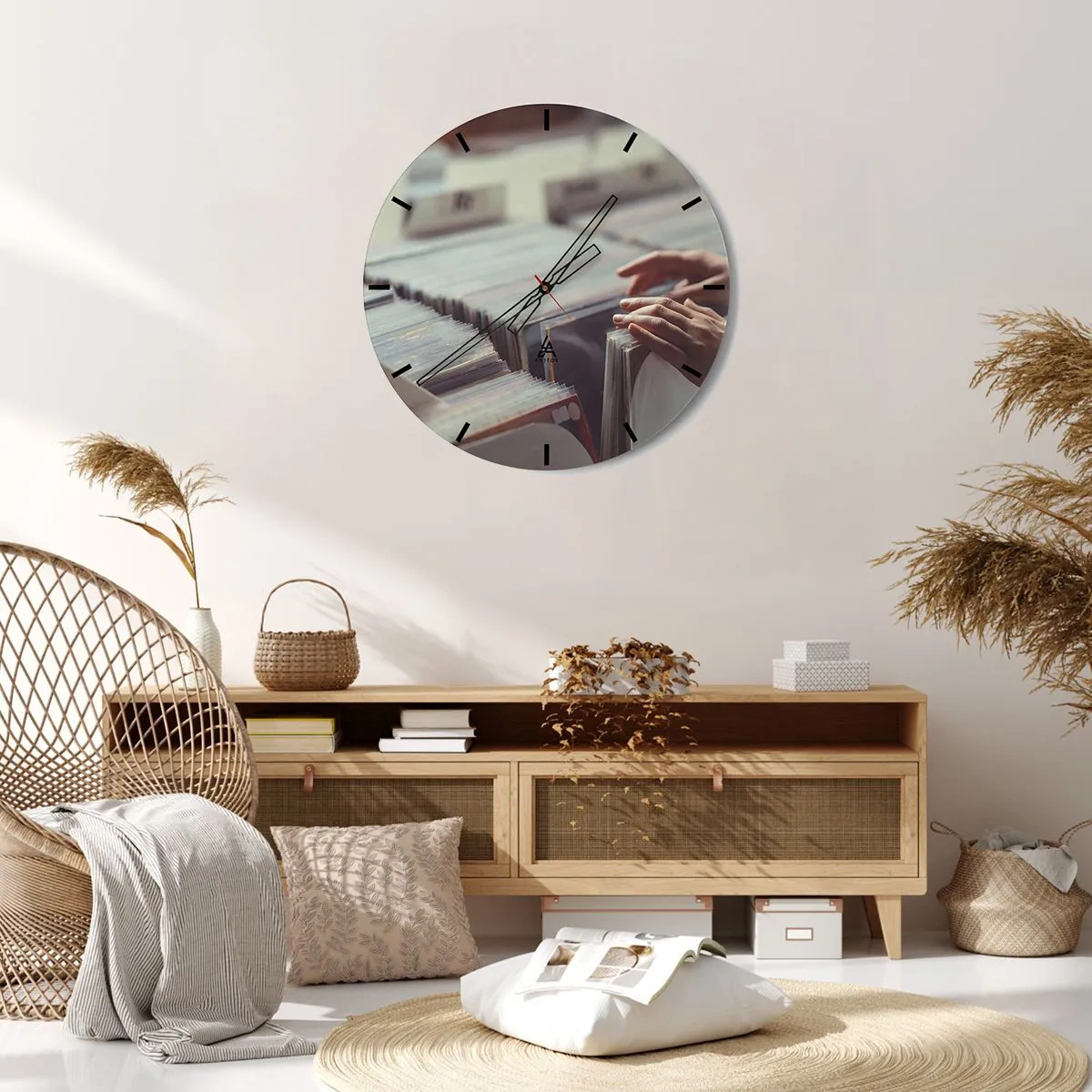 Vægur, Uret - Gennemse vinylplader i en musikbutik - 30x30cm - På jagt efter følelser - Moderne vægdekoration til stue, køkken og soveværelse ARTTOR